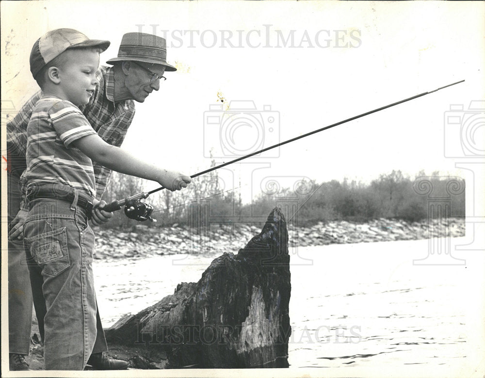 1964 Press Photo Larry Minnich Mike Shiffenbecker fish - Historic Images