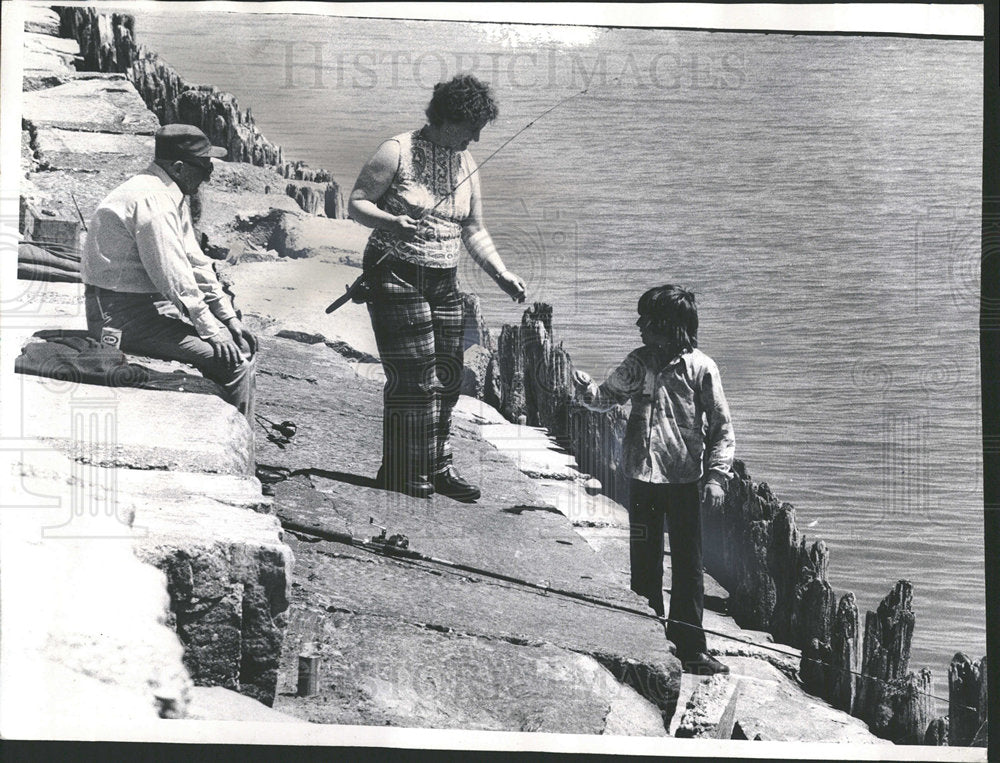 1977 Press Photo Fishing at Lake Michigan off the pier - Historic Images