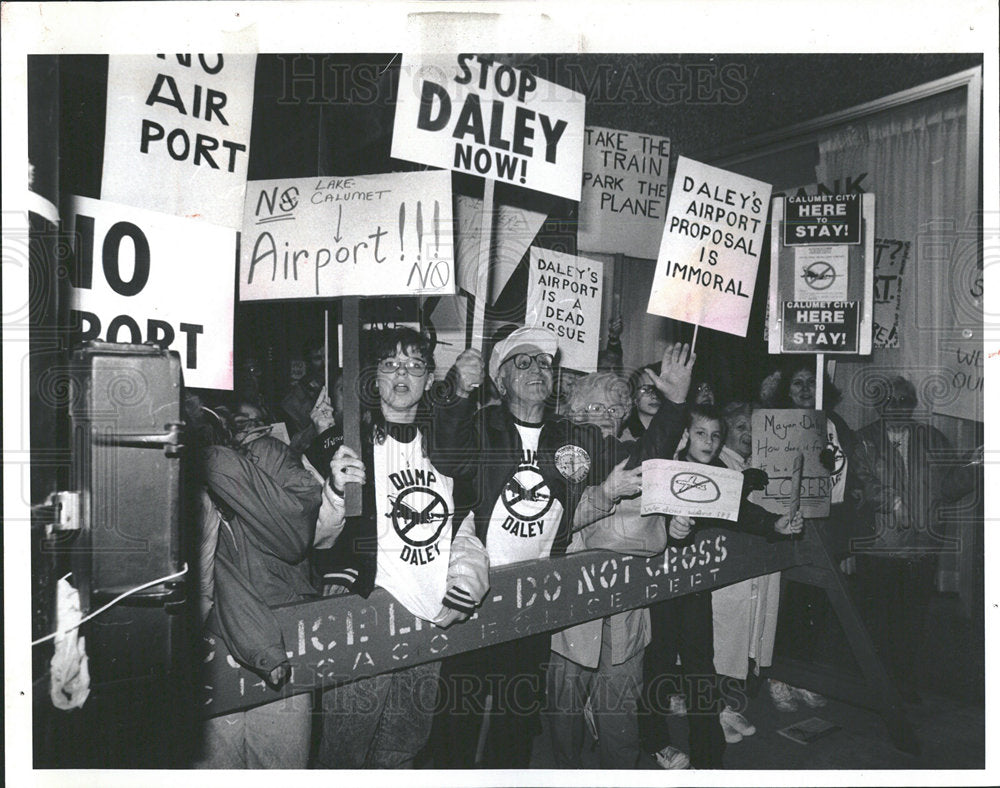 1992 Press Photo Airport Protestors Demonstrate - Historic Images