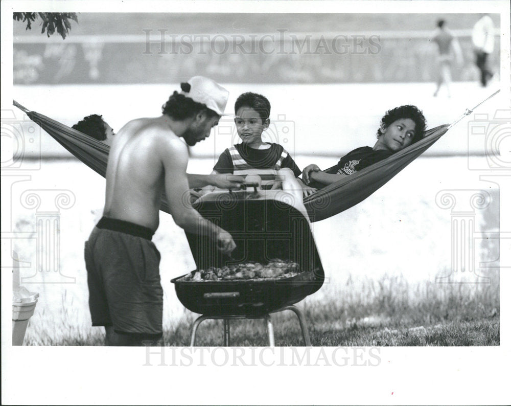 1992 Press Photo Marico Ruiz prepare the barbecue - Historic Images