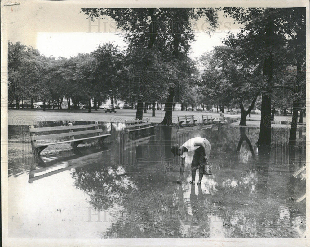 Press photo Chicago Eugene Barnes Douglas Park worms - Historic Images