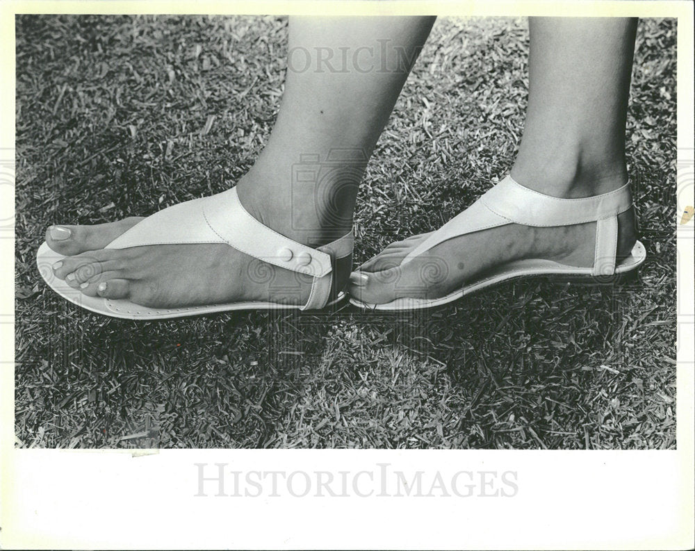 1985 Press Photo Chandlers white leather thongs - Historic Images