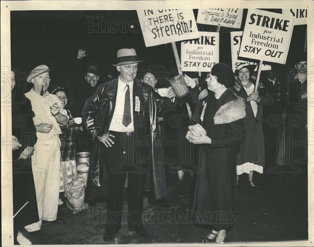 1937 Press Photo Strikers picket plant of Inland Steel - Historic Images
