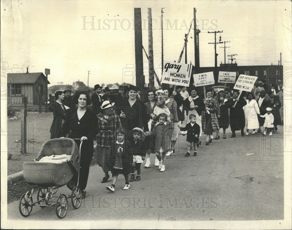 1937 Press Photo Women Picket Inland Steel Plant - Historic Images