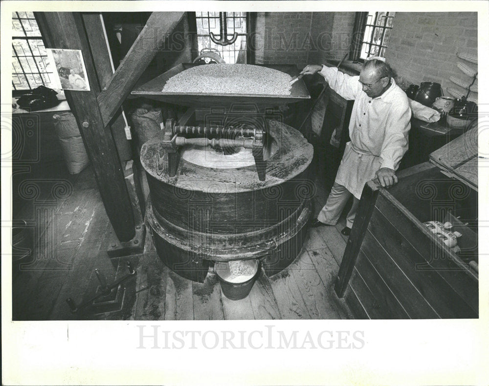 1983 Press Photo James Kozak Miller Grist Mill Flour - Historic Images