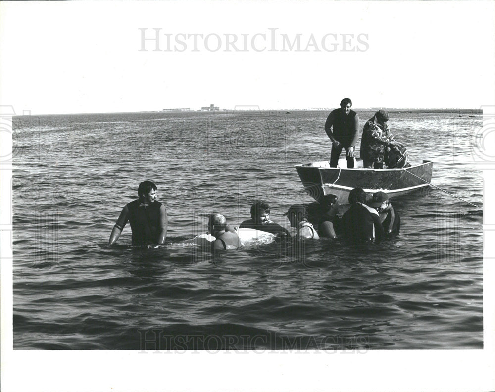 1992 Press Photo Collecting whales - Historic Images