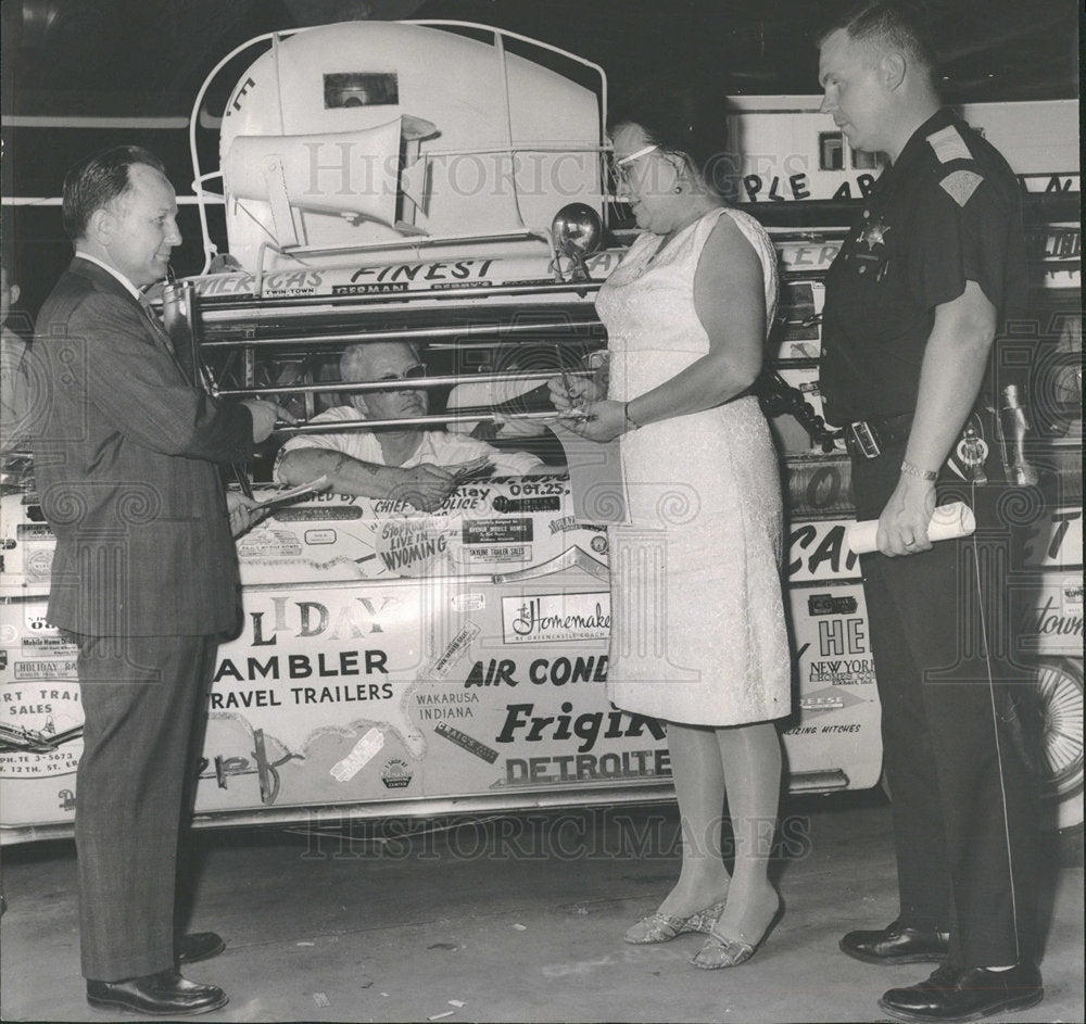 1963 Press Photo Publicity Stunts:  A driver sealed aut - Historic Images