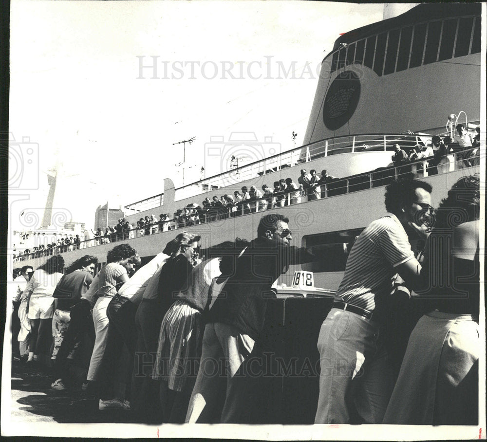 1986 Press Photo Cruise Passengers Wait for Screening - Historic Images