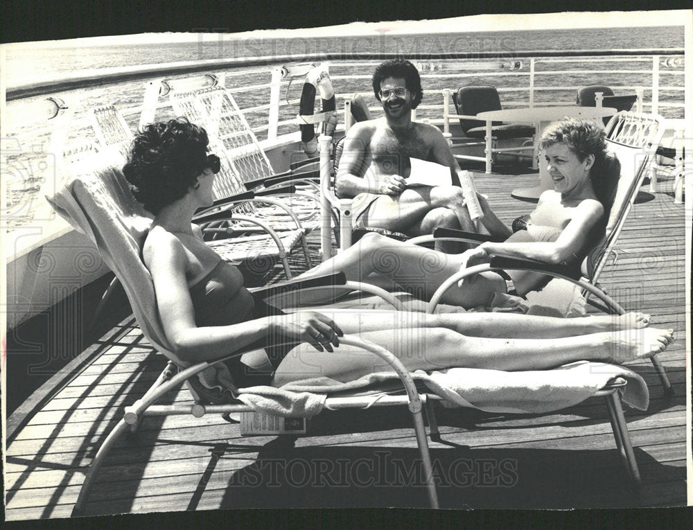 1986 Press Photo Cruise Ship Island Princess/Passengers - Historic Images