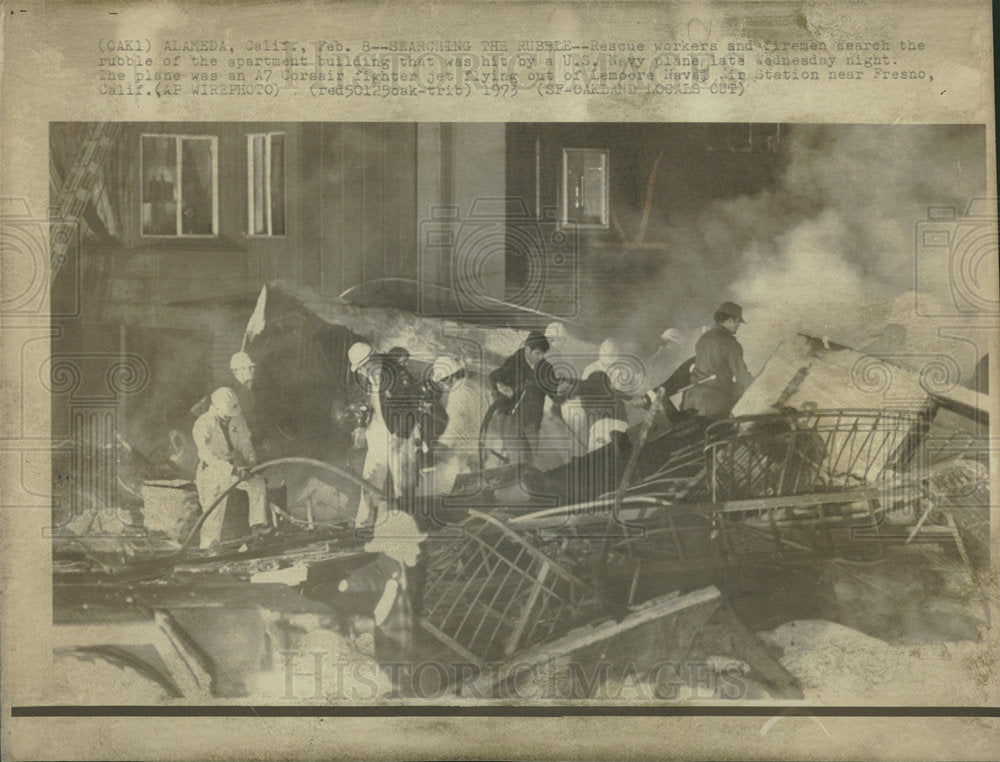 1973 Press Photo Workers Searching Building Rubble - Historic Images