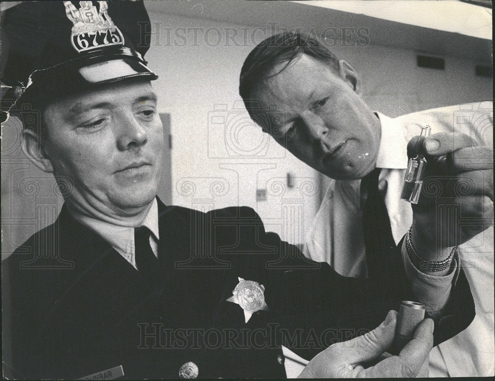 1967 Press Photo Police Demonstrating Breathalyzer - Historic Images