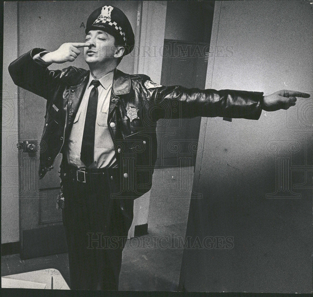 1970 Press Photo Policeman Showing Drunk Balance Test - Historic Images