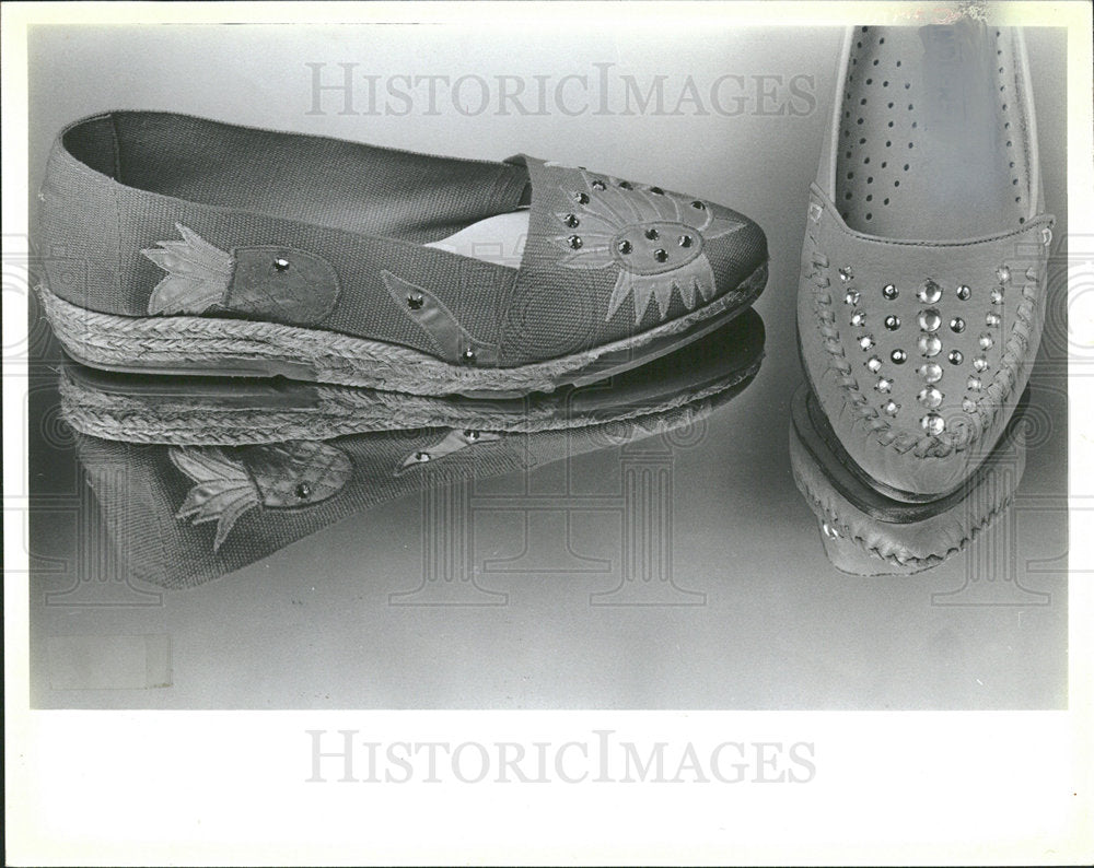 1985 Press Photo Fashionable Espadrilles And Mocassins - Historic Images