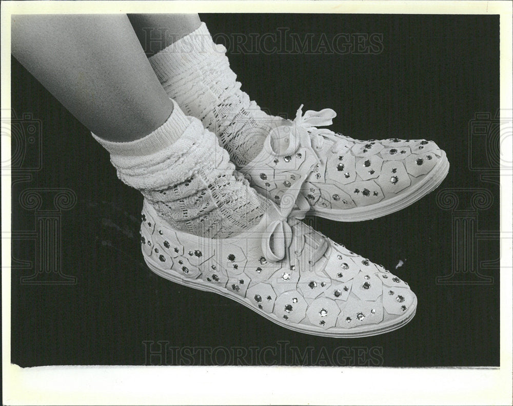 1986 Press Photo Fini Lignarold white canvas Shoes  - Historic Images