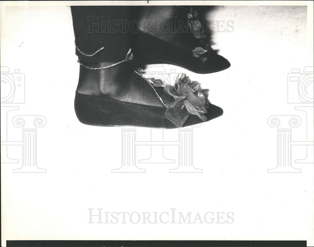 1988 Press Photo Romeo Gigli Low Heels Women Shoes - Historic Images