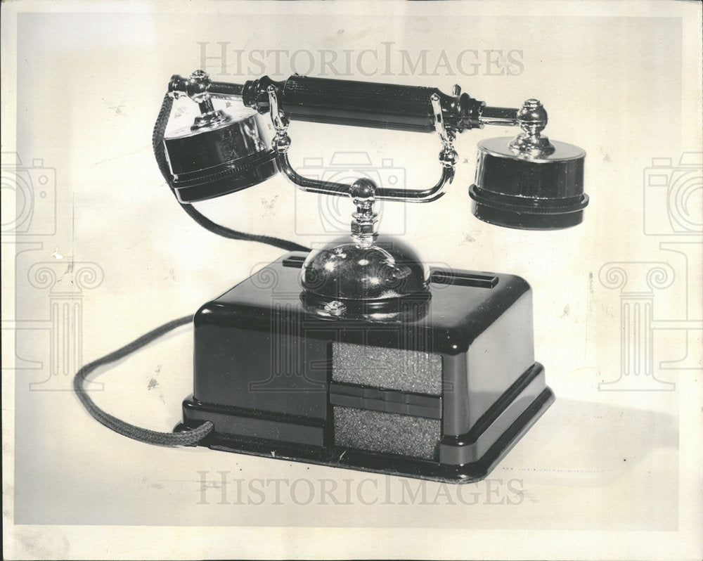 1962 Press Photo French Telephone Gimmick Shoe Shine   - Historic Images