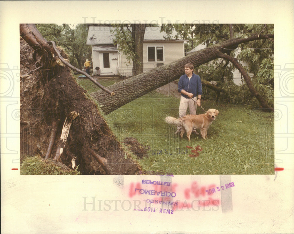 1983 Press Photo Storms Michigan North vile Staff Dog - Historic Images