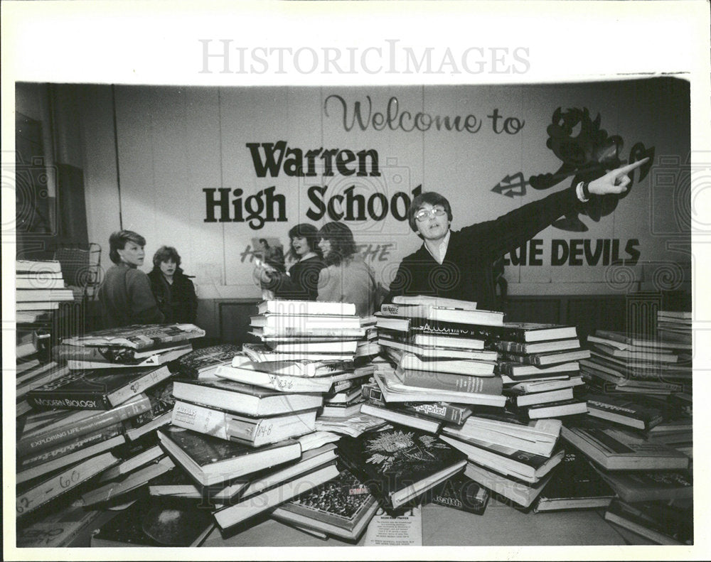 1985 Press Photo Math Teacher Barbara Baer Warren Book  - Historic Images