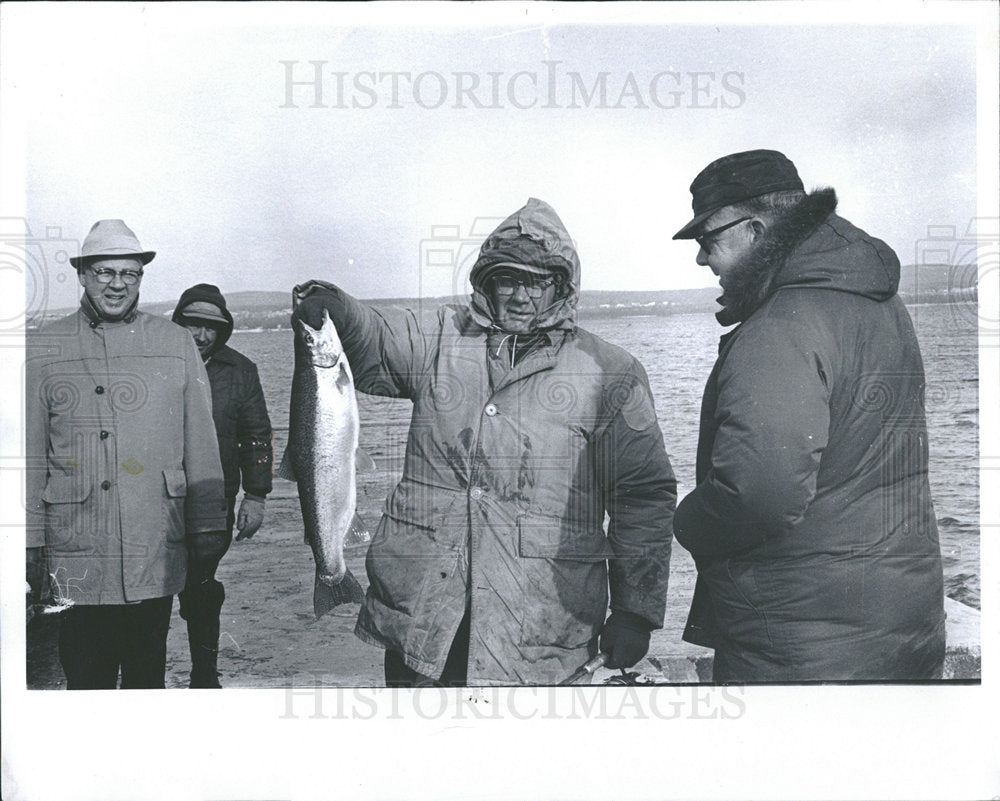 1968 Press Photo Robert Rutherford And Steelhead Fish - Historic Images
