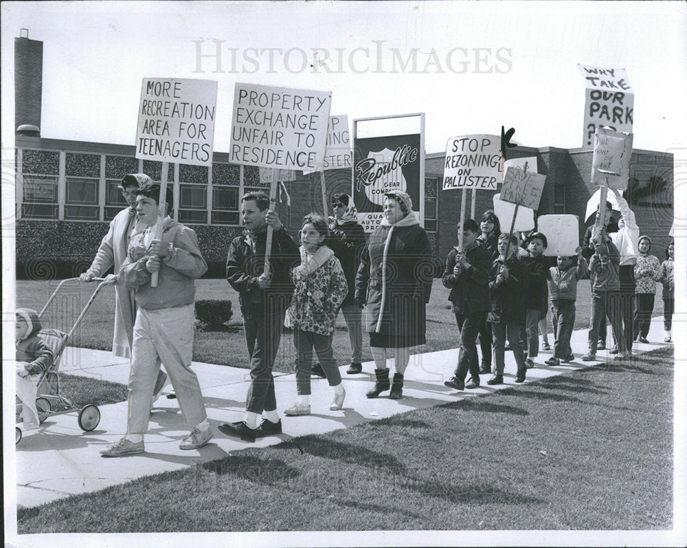 1966 Press Photo Pickets Republic mile Hayes Michiagan - Historic Images