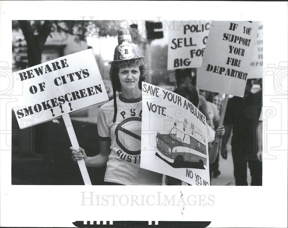 1985 Press Photo Picketing  Protest  city cuts - Historic Images
