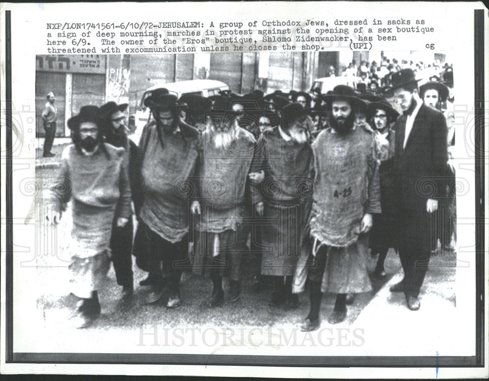 1972 Press Photo Eros Orthodox Jews Picketing Protester - Historic Images