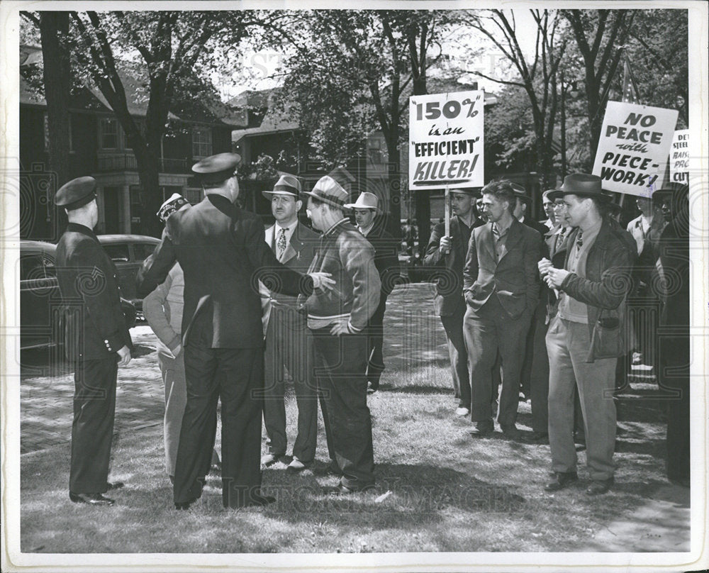1946 Press Photo protesters  pickets - Historic Images