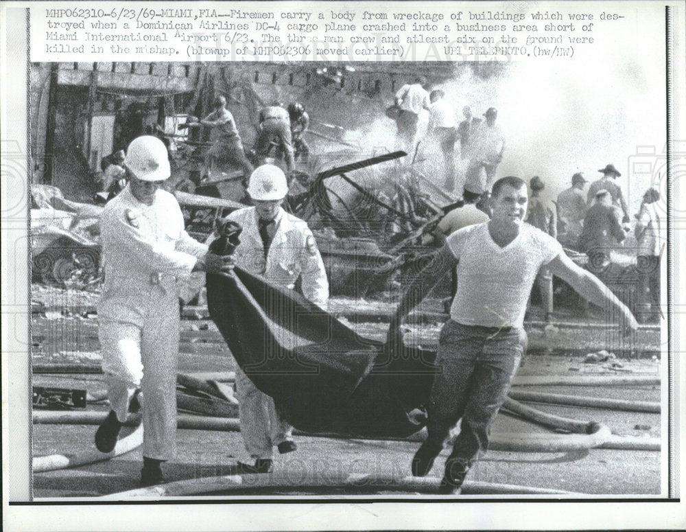 1963 Press Photo Fireman wreckage Dominican Airline  - Historic Images