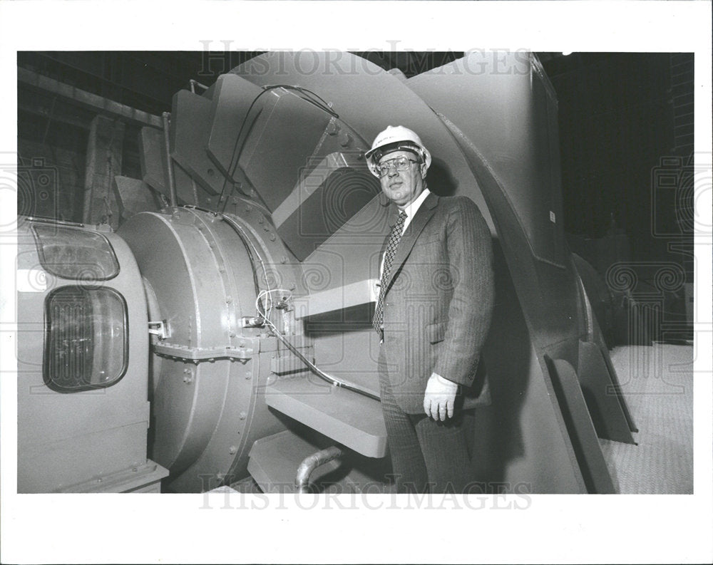 1967 Press Photo Ralph Sylvia turbine generator room - Historic Images