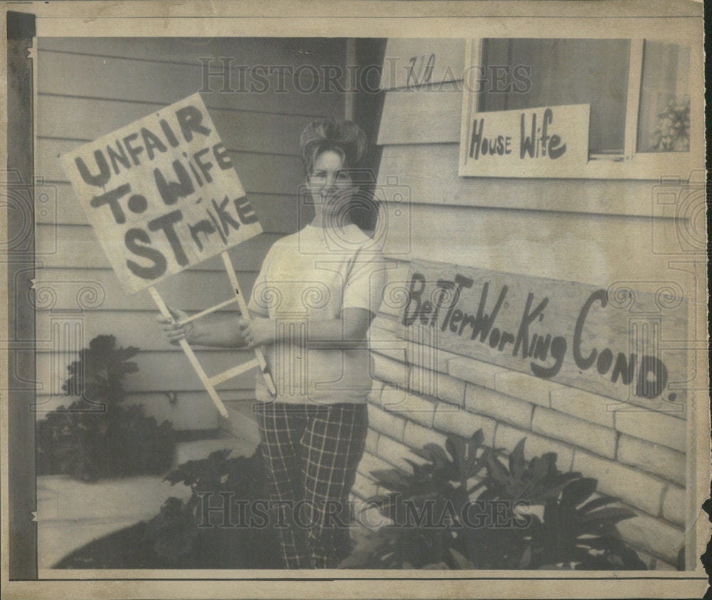 1968 Press Photo Mrs. Sandra Wagner Housewife Strike - Historic Images
