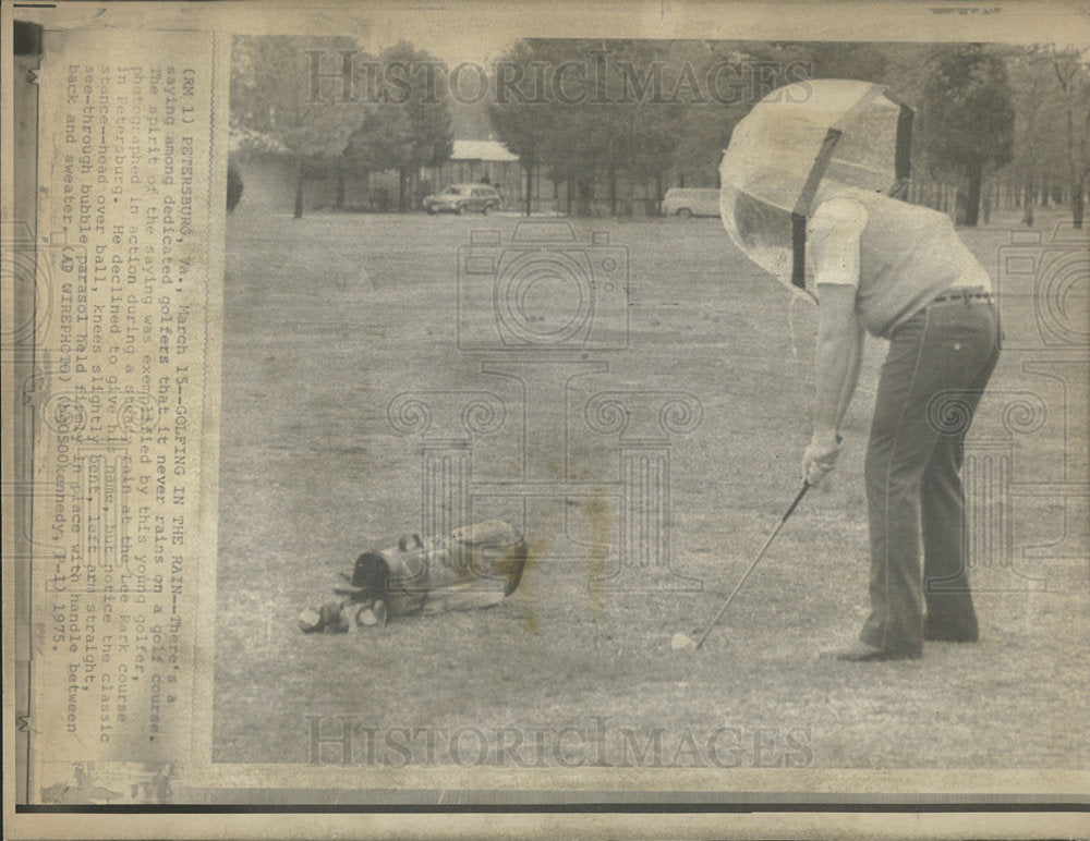 1975 Press Photo Golfing Rain Petersburg Parsol Bubbleg - Historic Images