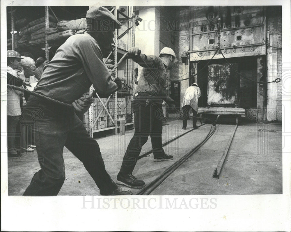 1969 Press Photo Workman Underwriters Laboratories Inc - Historic Images