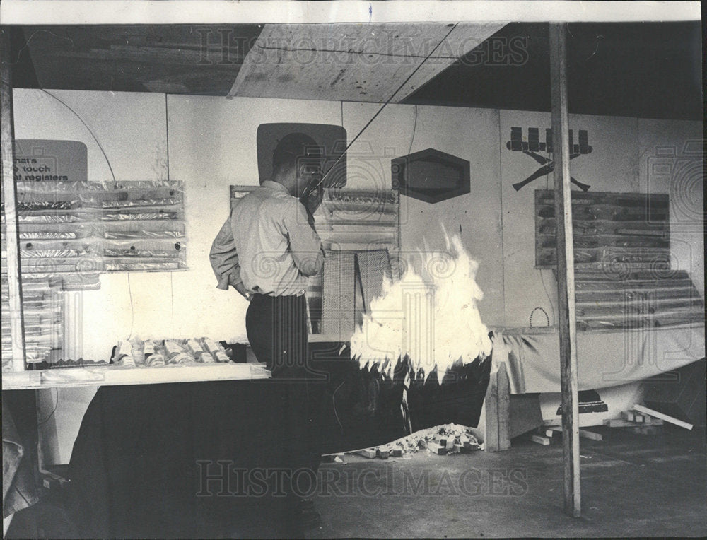 1967 Press Photo Underwriters Laboratories Fire Test  - Historic Images