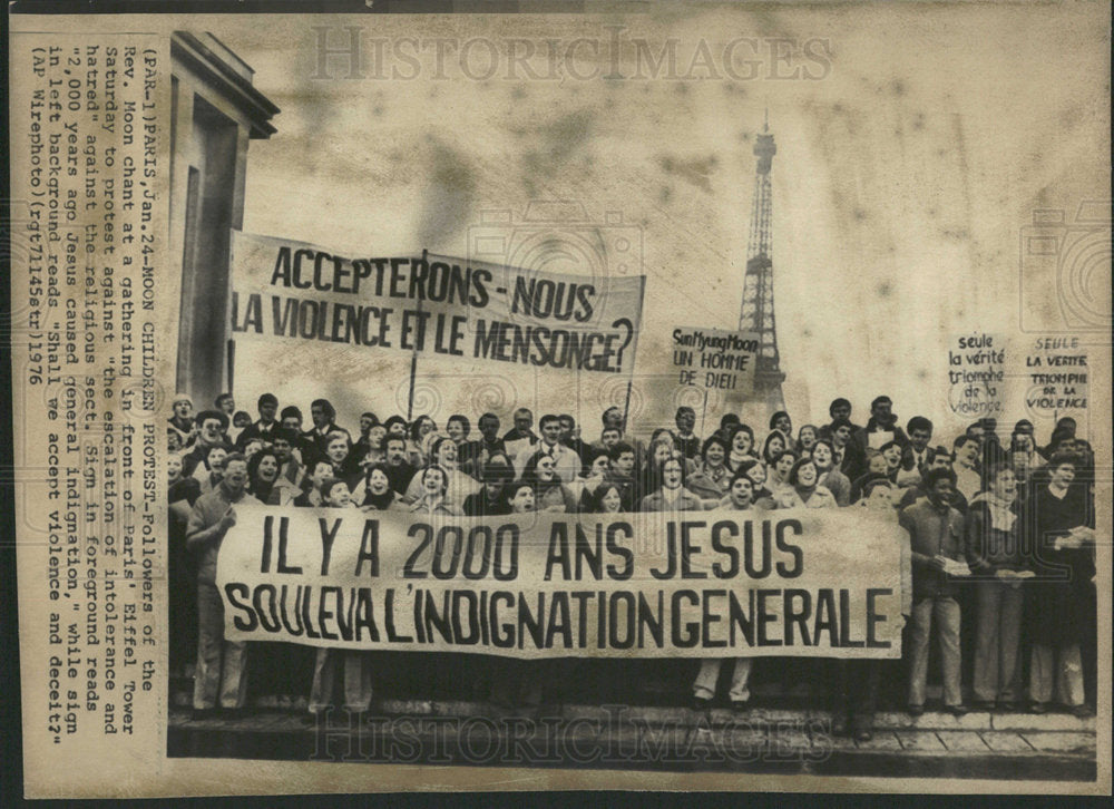 1976 Press Photo Moon Children Protest Paris Eiffel  - Historic Images
