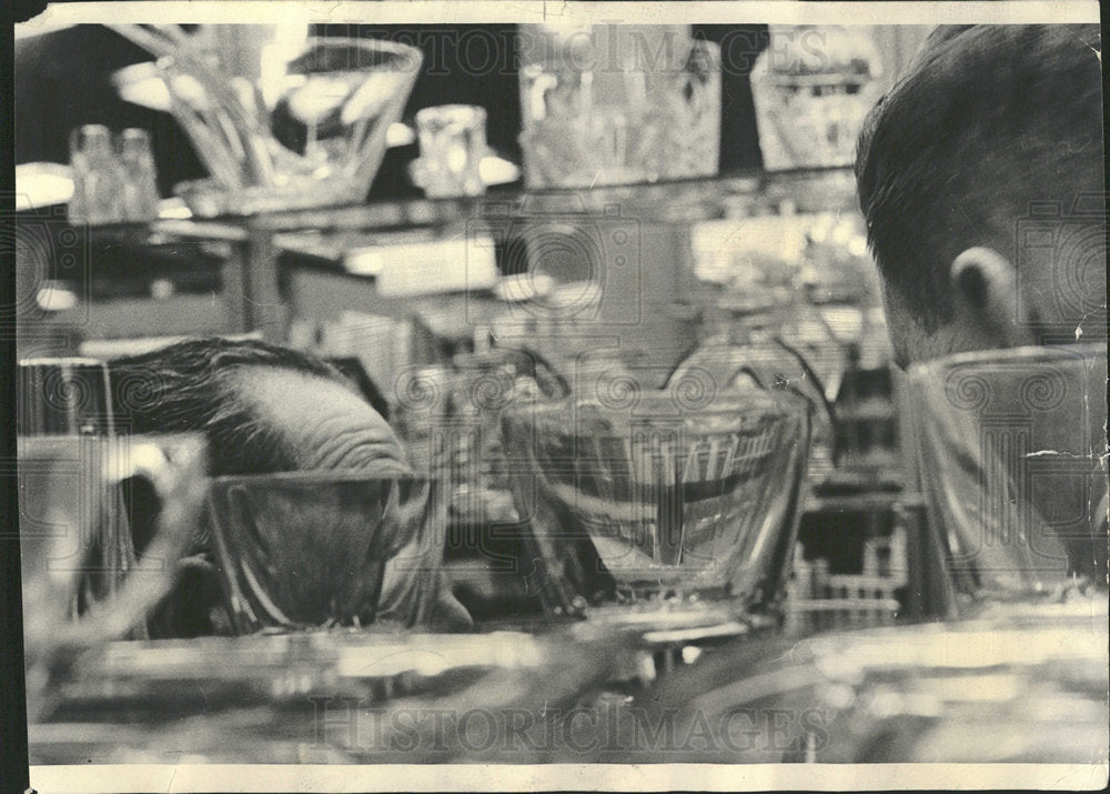 1964 Press Photo Gene Pesek McCormick Houseware Exhibit - Historic Images