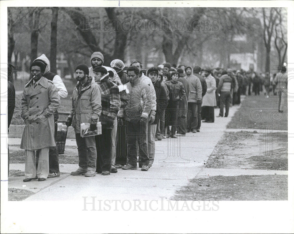 1982 Press Photo A Long Line Of City Job Seekers Waits - Historic Images