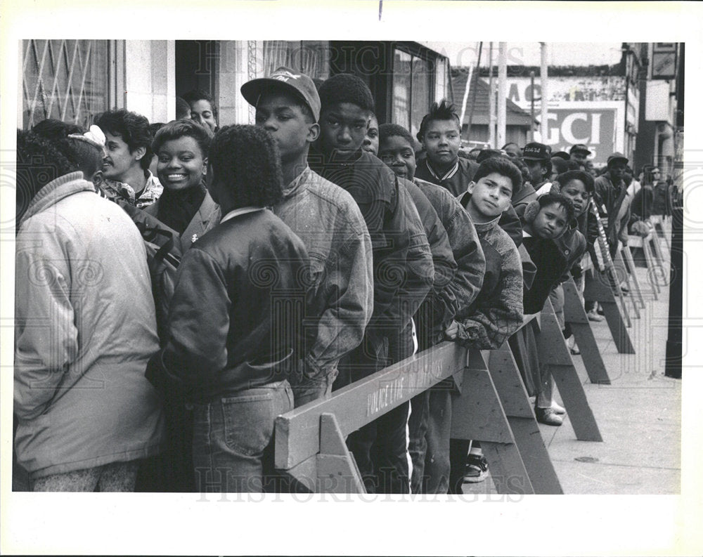 1989 Press Photo Young People Line Up For Jobs - Historic Images