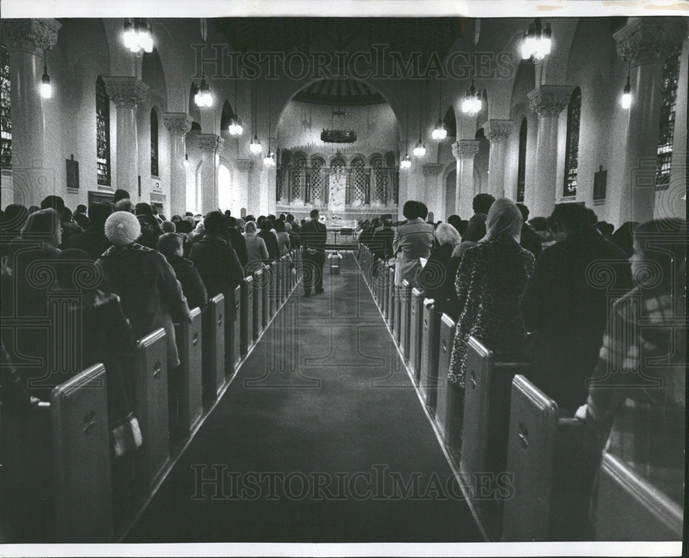 1974 Press Photo Church Tragic Lady Angels Fire Mass - Historic Images