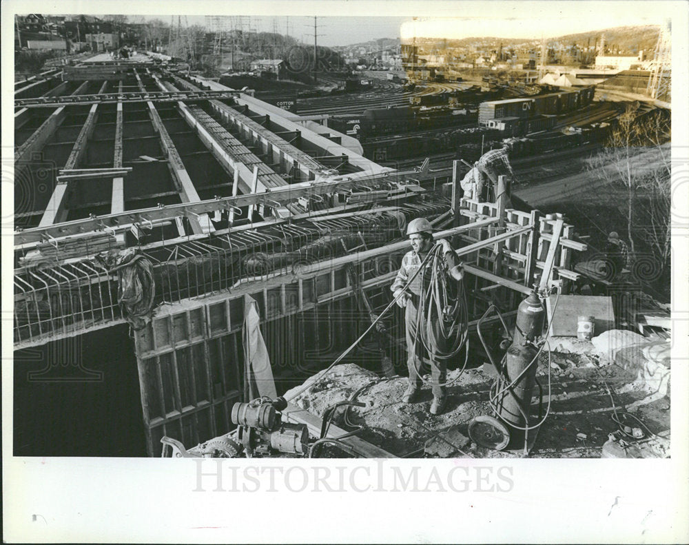 1982 Press Photo Thompson&#39;s Run Bridge Closed  - Historic Images