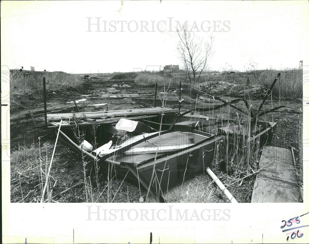 1987 Press Photo Paxton Lagoons Toxic Rowboats - Historic Images