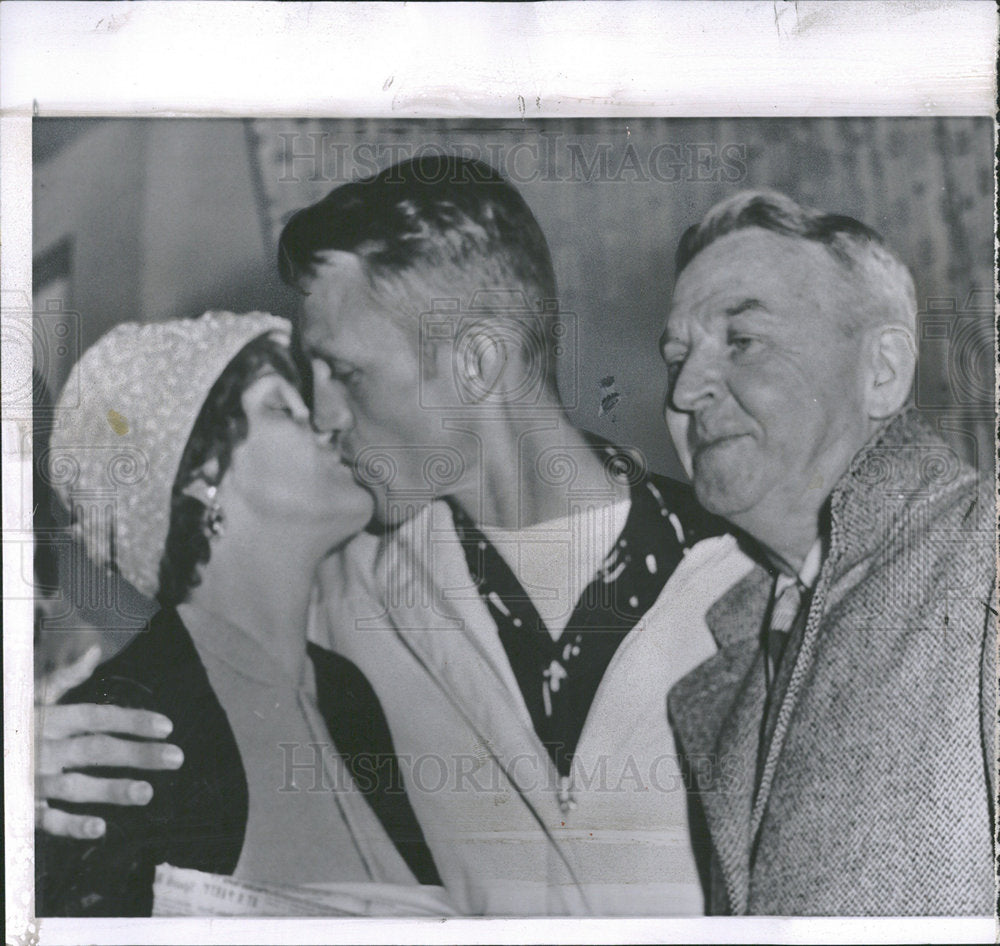 1956 Press Photo Parents Greet Alan R Nye Prisoner - Historic Images