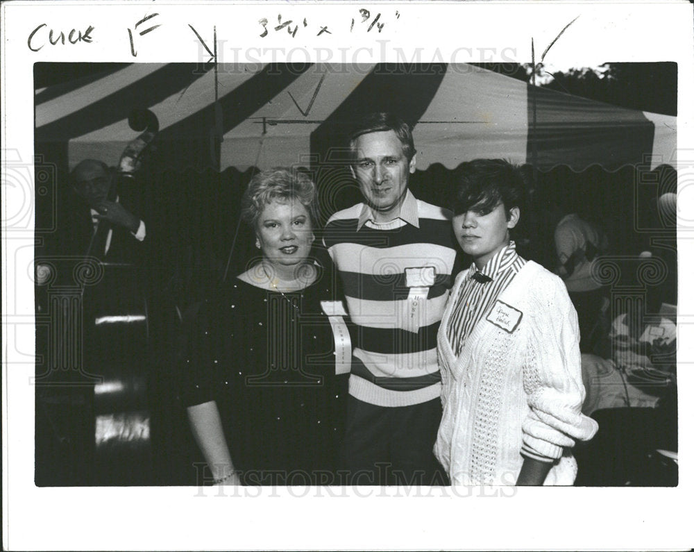 Press Photo Jerry Hodak Sports Caster Family Pose Lady - Historic Images