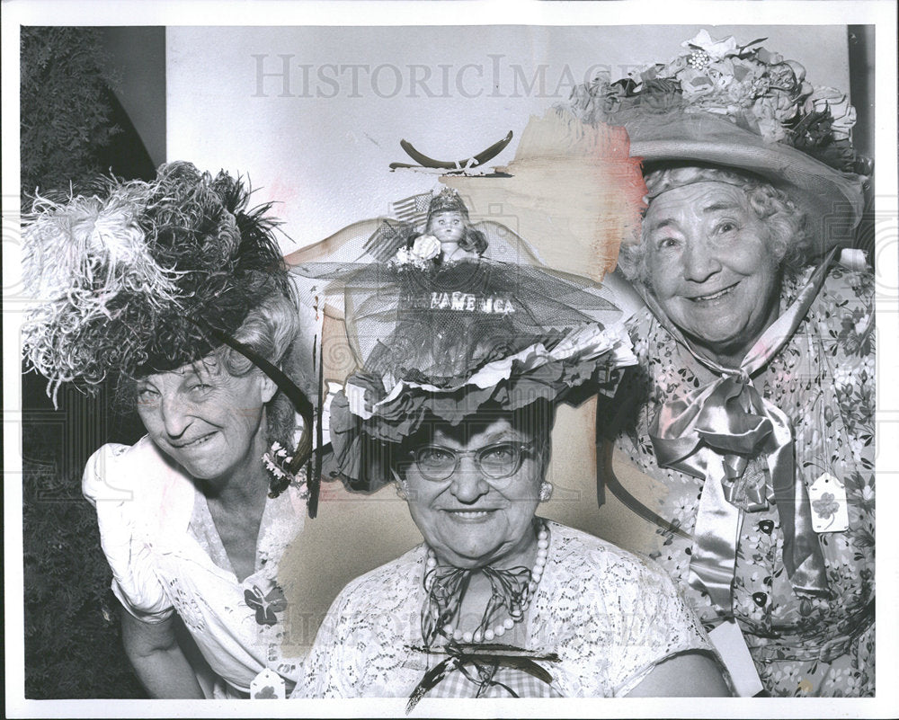 1961 Press Photo Mary Lough man Minerva Perhan Lillie  - Historic Images