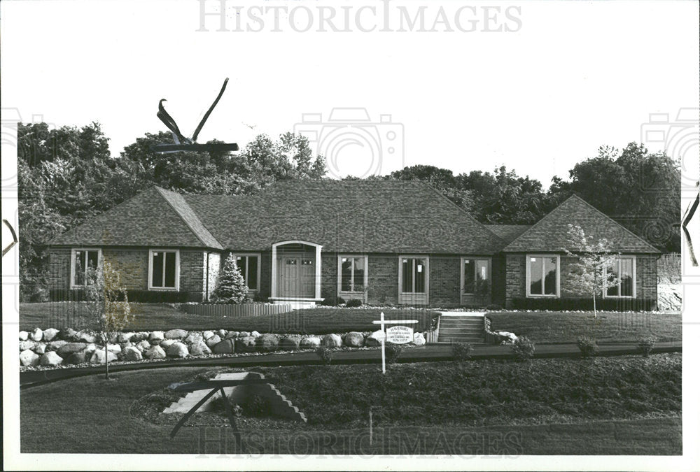 1983 Press Photo Farmington Hills Michigan Houses Tree - Historic Images