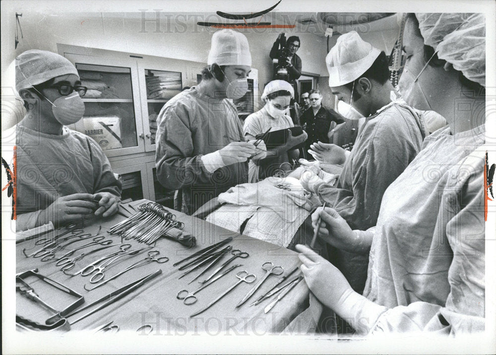 1971 Press Photo Laboratories Dr.Gerry Rosenthal Surger - Historic Images