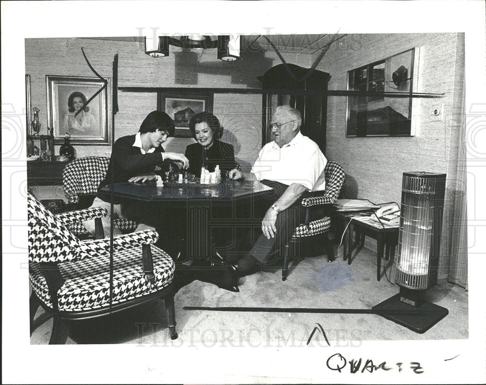 1987 Press Photo Home Bill Greig Electric Quartz Heater - Historic Images