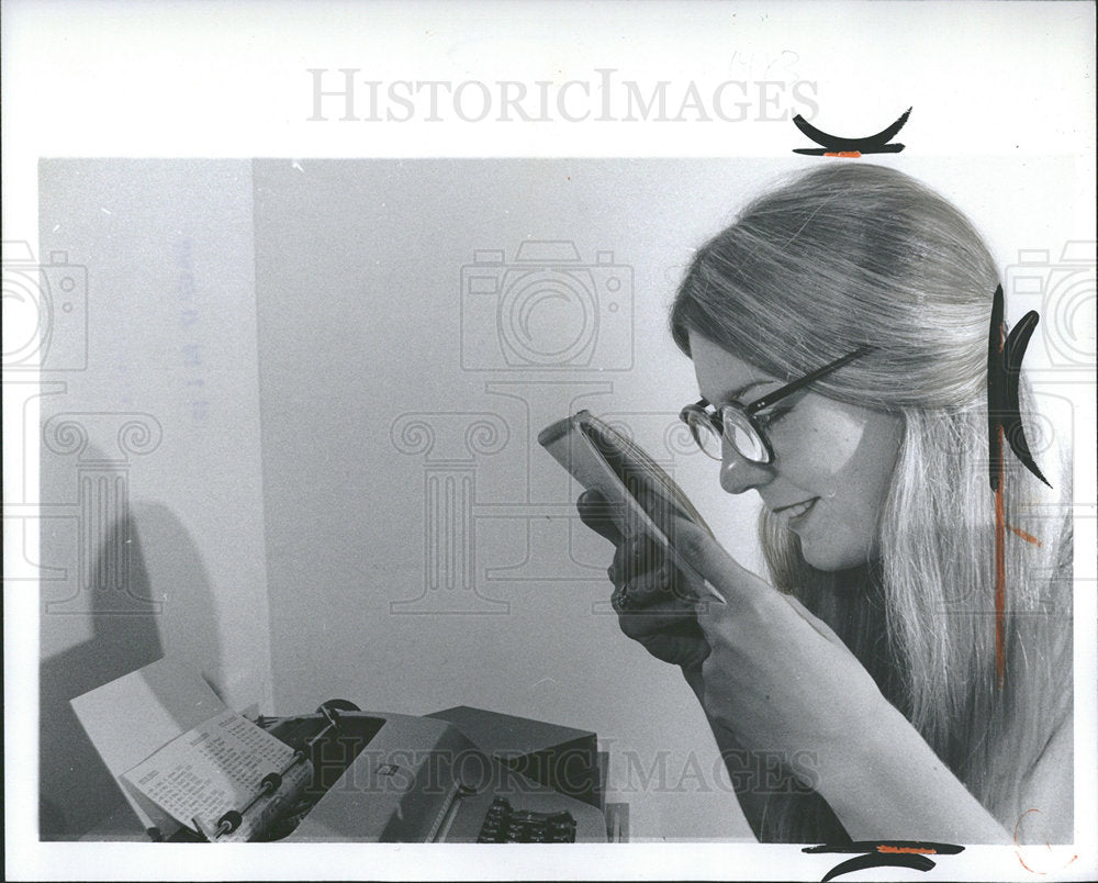 1976 Press Photo Sinai Microscopic Carole Lutey Glasses - Historic Images
