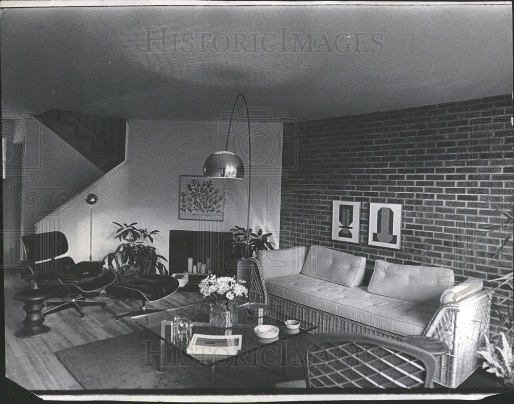 1971 Press Photo Grant Rug bright Green Brick Sofa Wall - Historic Images