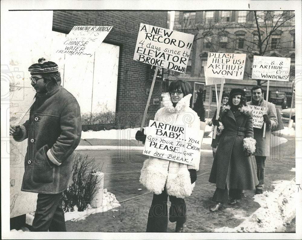 1971 Press Photo Arthur Rubloff Hanover House protest  - Historic Images