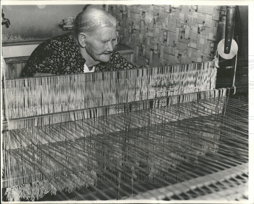 1941 Press Photo Beata Larson Kewaree weaving  - Historic Images